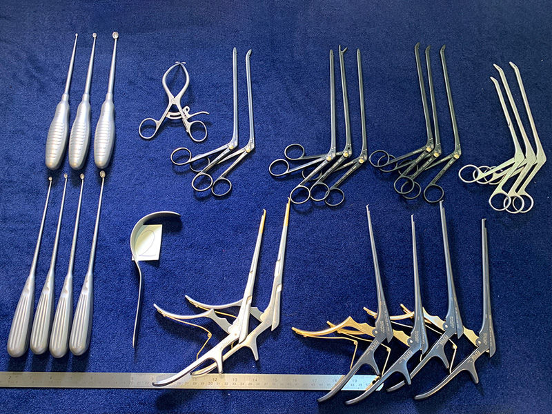 Diversi strumenti chirurgici