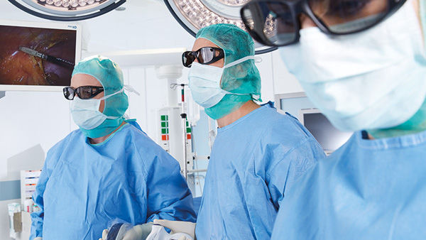 Chirurghi in sala operatoria con sistema di telecamere 3D EinsteinVision®