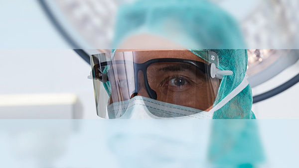 Il chirurgo in sala operatoria indossa occhiali 3D con funzione antiappannamento