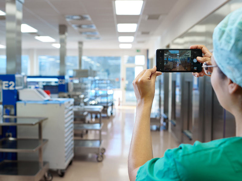 Il dipendente scansiona il reparto della centrale di sterilizzazione con una telecamera a 360° sul suo dispositivo mobile