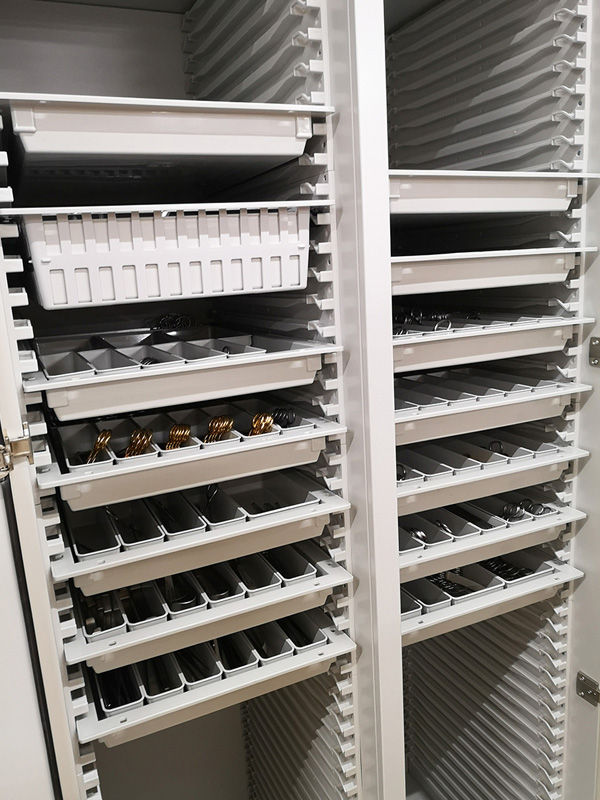 Carrello per strumenti chirurgici nella centrale di sterilizzazione