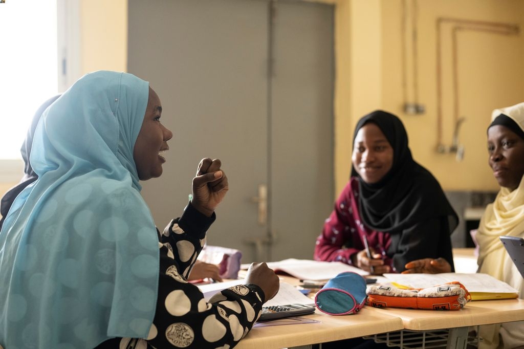 Lo studente non vede l'ora di iniziare a fare pratica con il dispositivo B. Braun.
