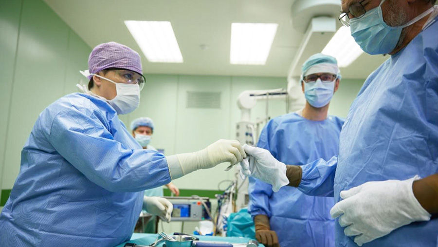 I medici dell'ospedale ôumperk eseguono interventi chirurgici con nuovi strumenti chirurgici