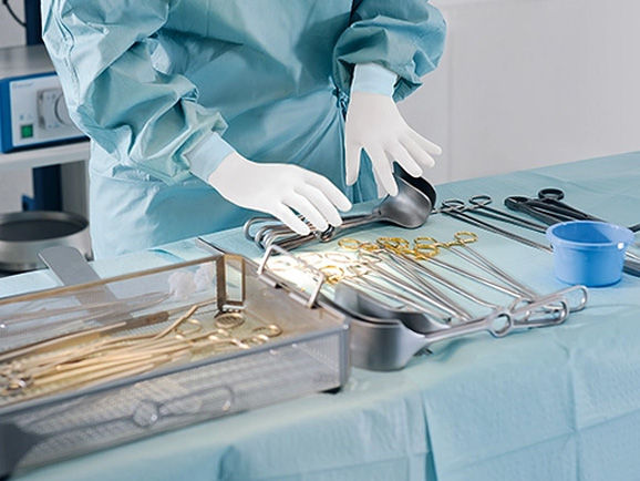 Il responsabile di sala operatoria prepara gli strumenti chirurgici