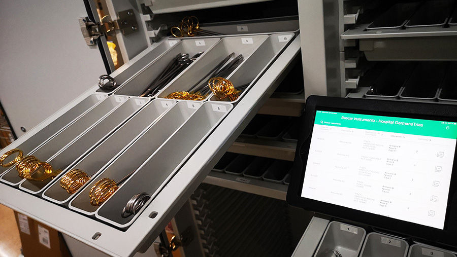 Carrello per strumenti chirurgici con app BSM su tablet