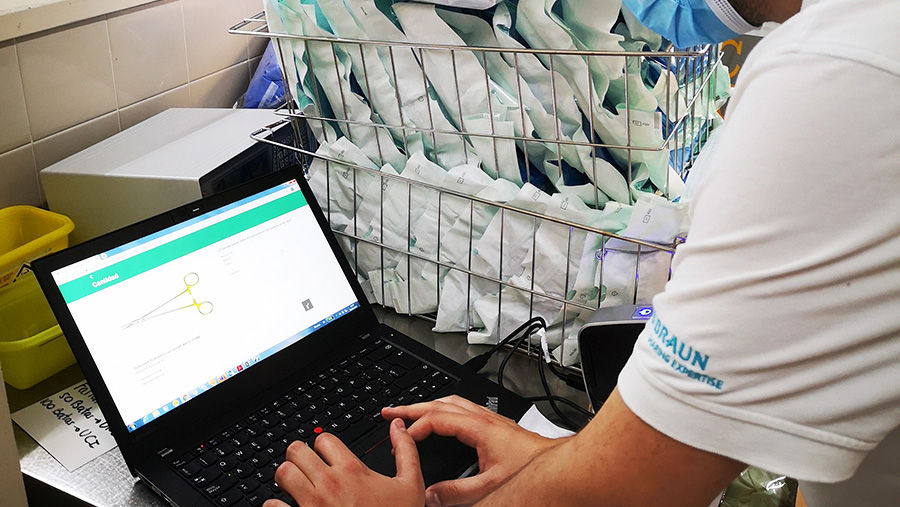 Dipendente della centrale di sterilizzazione davanti al suo laptop con l'app BSM