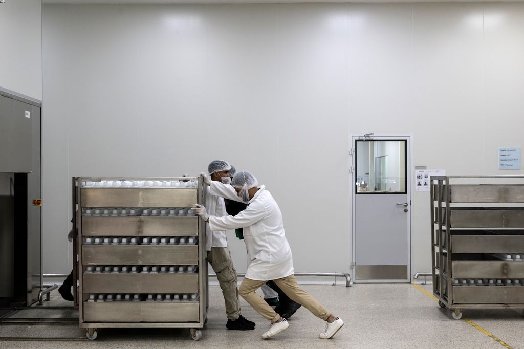 Le soluzioni finite vengono imballate per il trasporto successivo e preparate su roll container.