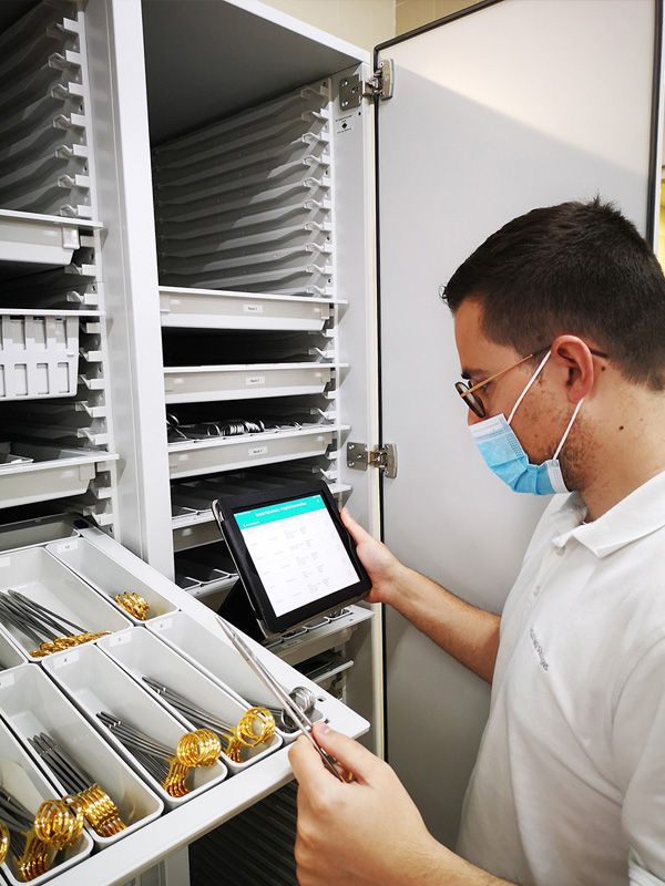 Alex Fernandez ispeziona gli strumenti chirurgici con l'app BSM sul suo tablet