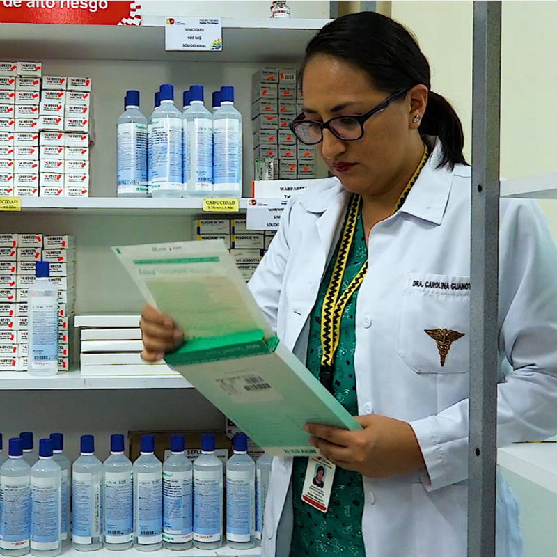 Professionista sanitario che guarda le medicazioni Askina