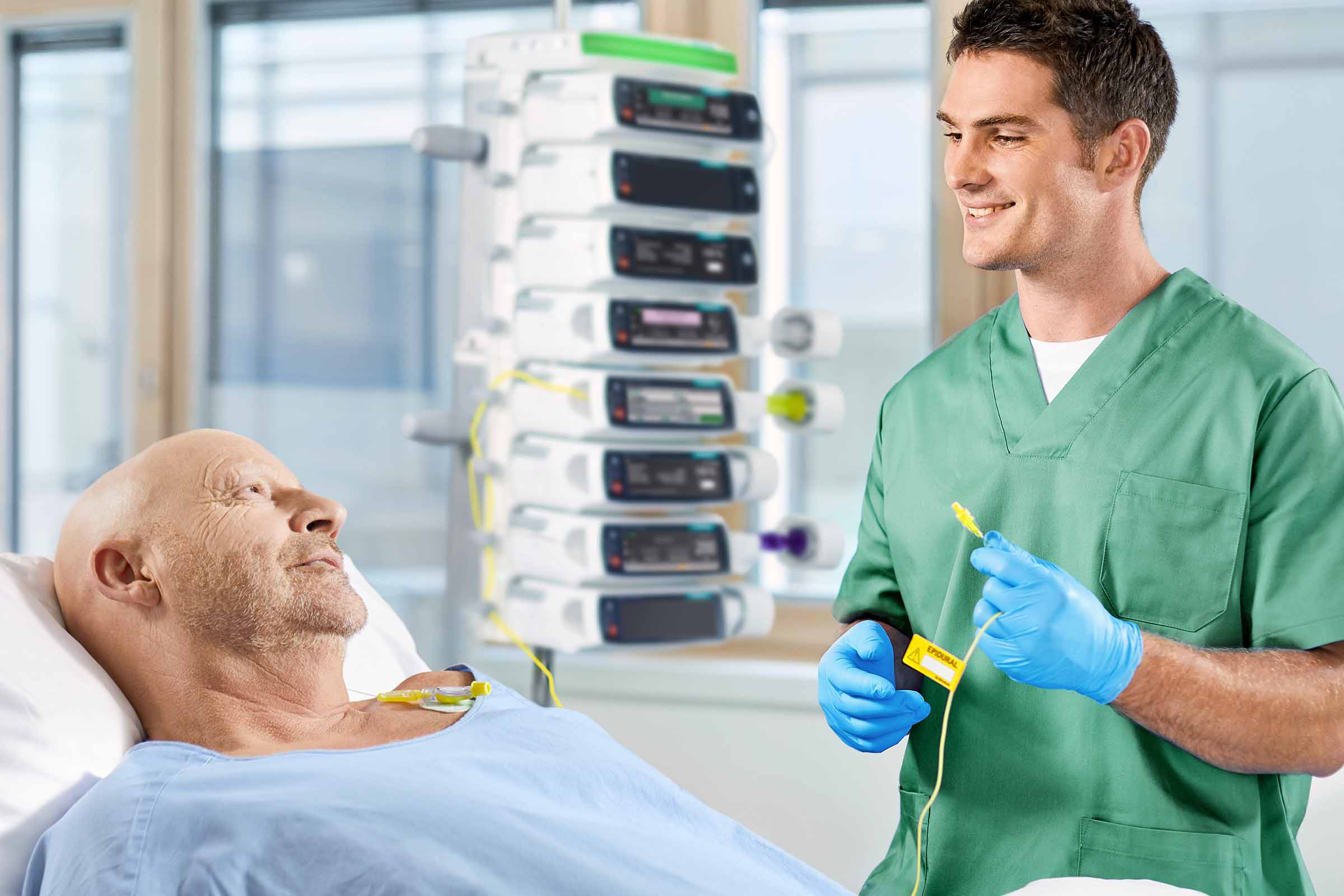 L'infermiere collega intuitivamente la linea di anestesia regionale