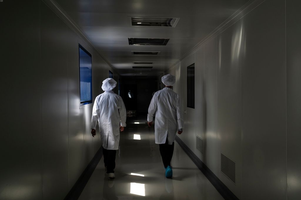 Corridoio tra i capannoni di produzione.