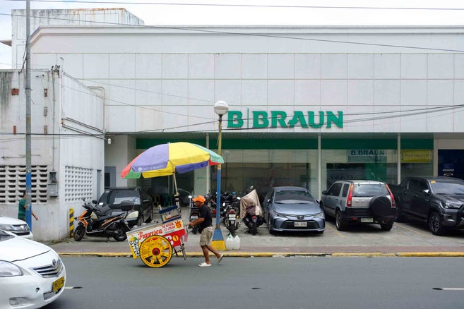 Street scene with a vendor cart and B. Braun building in the background