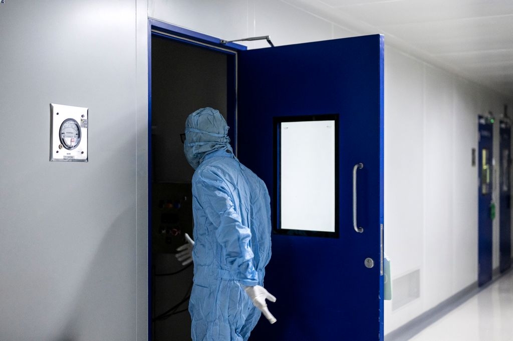 Entrare in una sala sterile usando un dispositivo sterile.