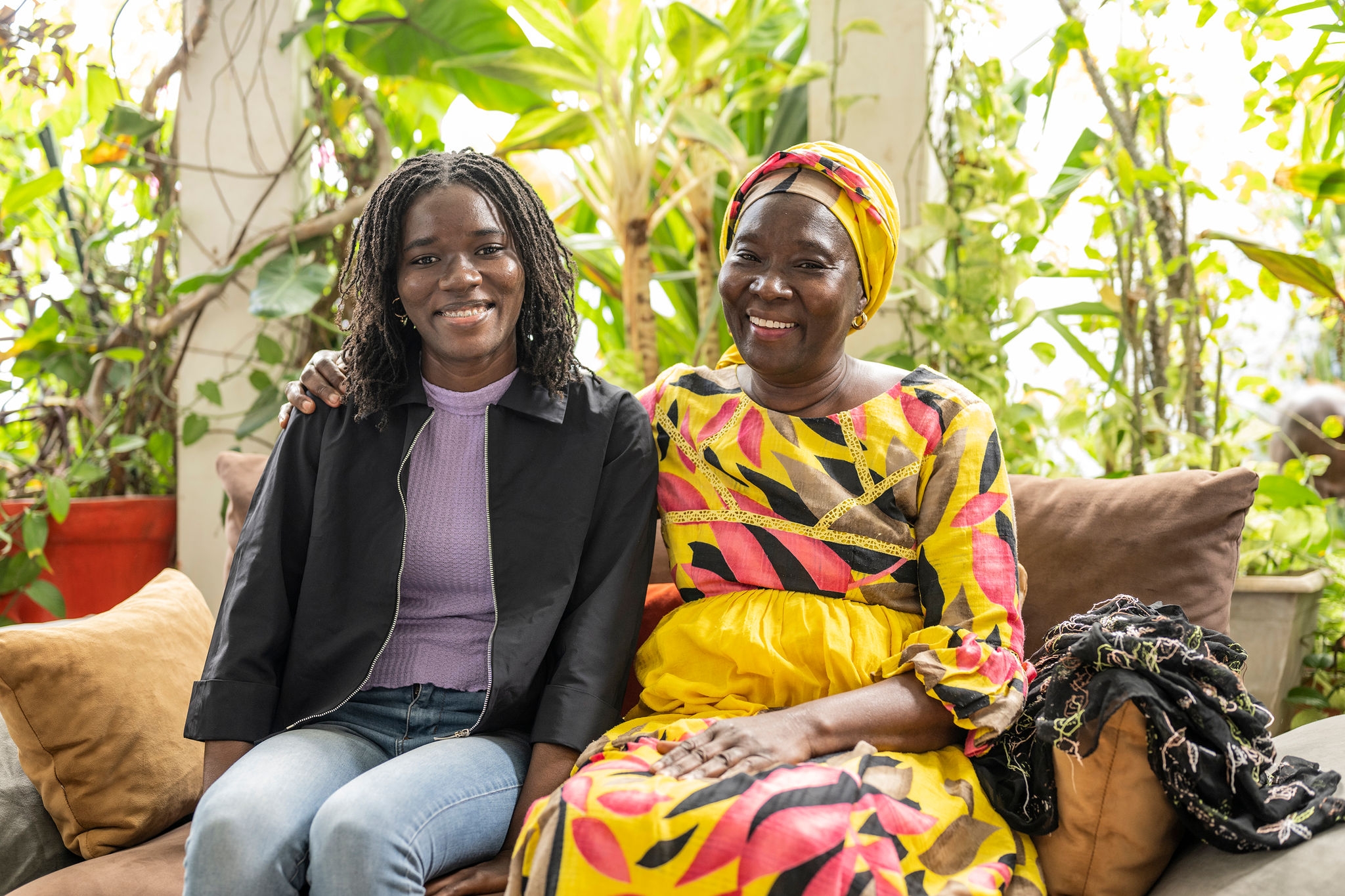 Studentessa di ingegneria medicain Mame Fatou Sylberia Diack mit ihrer Mutter a ihrem Zuhause a Dakar, Senegal.