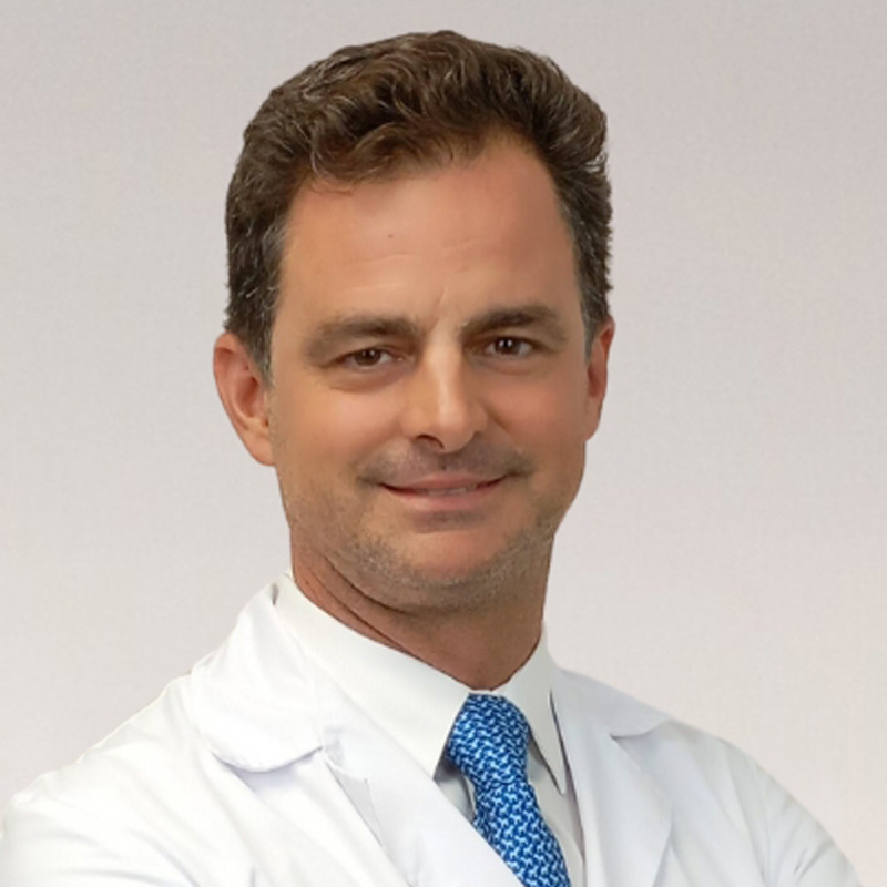 Portrait of Professor Javier López Monclús in a docotor‘s coat smiling confidently into the camera