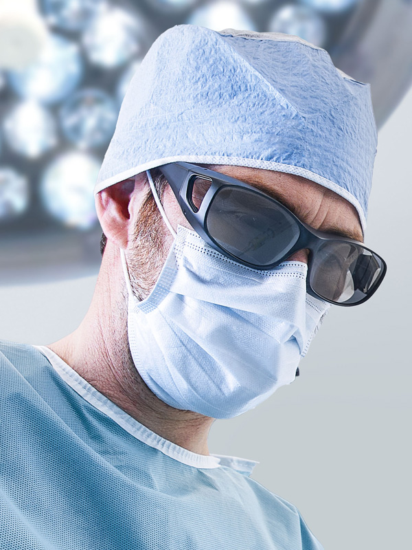 Surgeon wearing a facemask and glases