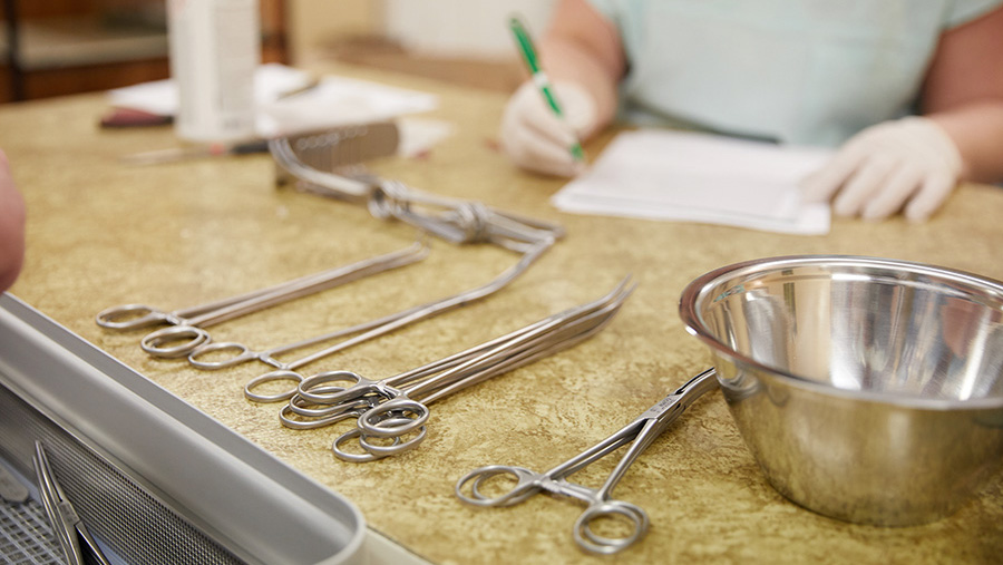 Dipendente della centrale di sterilizzazione che gestisce gli strumenti chirurgici nella centrale di sterilizzazione